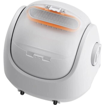 Weiße geschlossene automatische Katzentoilette mit durchsichtiger Klapptür, oranger Dichtung, seitlichem Steuerknopf und Lenkrollen.