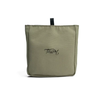 Eine beige Leckerlitasche für Haustiere mit einem schwarzen 'TreatPet'-Logo auf der Vorderseite, mit einer oberen Schlaufe für einfache Befestigung.