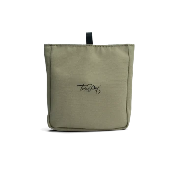 Eine beige Leckerlitasche für Haustiere mit einem schwarzen 'TreatPet'-Logo auf der Vorderseite, mit einer oberen Schlaufe für einfache Befestigung.