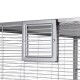 Nahaufnahme einer Metalltür für Haustierkäfige mit horizontalen Lamellen, die einen sicheren Riegelmechanismus und ein geräumiges Innendesign zeigt.