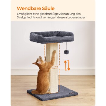 Eine verspielte orange Katze kratzt an einem beigen Sisal-bedeckten Pfosten mit einer plüschigen grauen Basis und einem hängenden Spielzeug, mit Text über das verstellbare Design.