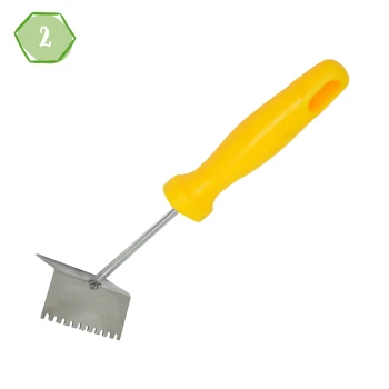 Ein gelb-handled Haustierpflege-Rechen mit einem Edelstahlkopf, der eine flache Kante und gezahnte Zähne hat, ideal zum Entfernen von Schmutz.