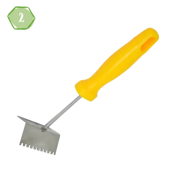 Ein gelb-handled Haustierpflege-Rechen mit einem Edelstahlkopf, der eine flache Kante und gezahnte Zähne hat, ideal zum Entfernen von Schmutz.