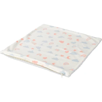 Eine weiche Haustierdecke mit einem verspielten Muster aus pinken Herzen, blauen Wolken und bunten Regenbögen auf einem cremefarbenen Hintergrund.