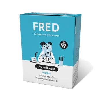 Kartons von FRED hypoallergenem Hundefutter mit einem Cartoon-Hund in Brille, gekennzeichnet "Mufflon," und deutschem Text zu sensiblen Hundefuttern.