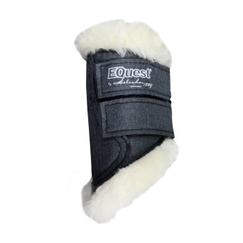 Ein Pferdebeinschutz aus dunklem Denim mit weichem weißen Fleece-Futter, mit dem Logo "EQuest by Schockemöhle 1869."
