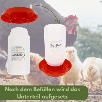 GarPet weiße Tränke mit roter Basis und Montagepfeil; deutscher Text ‚Nach dem Befüllen wird das Unterteil aufgesetzt‘, Küken im Hintergrund