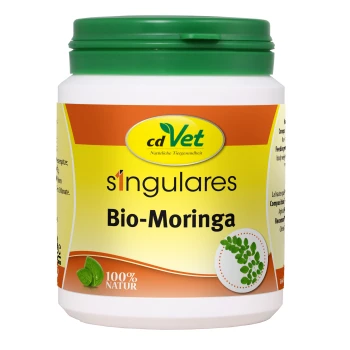 Behälter mit cdVet Bio-Moringa Haustierergänzung, mit einem grünen Deckel, gelbem Etikett mit "100% NATUR" und einem Blattgrafik.