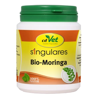 Behälter mit cdVet Bio-Moringa Haustierergänzung, mit einem grünen Deckel, gelbem Etikett mit "100% NATUR" und einem Blattgrafik.