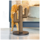 Eine orangefarbene getigerte Katze interagiert verspielt mit einem kaktusförmigen Kratzbaum aus Seil, vor einem modernen Interieur.