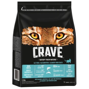 Sac de nourriture pour chats noir présentant un gros plan du visage d'un chat, étiqueté "CRAVE" avec un texte mettant en avant "Protéines élevées," "Sans céréales," et "100% poisson naturel."