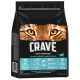 Sac de nourriture pour chats noir présentant un gros plan du visage d'un chat, étiqueté "CRAVE" avec un texte mettant en avant "Protéines élevées," "Sans céréales," et "100% poisson naturel."