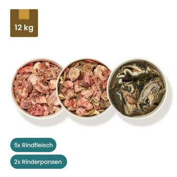 Haustierfutterauslage mit zwei 2 kg Beuteln Rindermuskelfleisch und zwei Schalen Rinderpansen, beschriftet "5 x Rindermuskel Fleisch" und "2 x Rinderpansen."