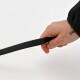 Eine Hand, die eine strukturierte schwarze Hundeleine vor einem schlichten weißen Hintergrund hält.