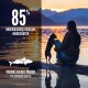 Een persoon zit op een boomstronk bij het water tijdens zonsondergang met een kleine hond. Tekst zegt "85% hoogwaardige dierlijke ingrediënten" en "voeding van hele prooien."