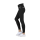 Eine Seitenansicht einer Frau, die schwarze Reitleggings mit hohem Bund und weißen Details trägt, kombiniert mit weißen Turnschuhen.