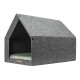 Graues Filzhaustierhaus mit einem dreieckigen Dach und einem weichen grünen Kissen im Inneren, entworfen für kleine Haustiere.
