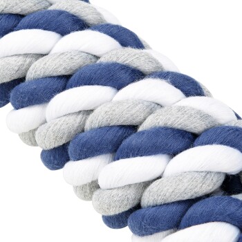 Eine Nahaufnahme eines geflochtenen Hundespielzeugs aus weichem, strapazierfähigem Stoff in marineblau, grau und weiß.