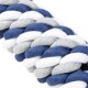 Eine Nahaufnahme eines geflochtenen Hundespielzeugs aus weichem, strapazierfähigem Stoff in marineblau, grau und weiß.
