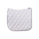 Weißes, gestepptes Sattelpad mit grauem Rand, mit einem Rautenmuster und einem Riemen zur Befestigung.