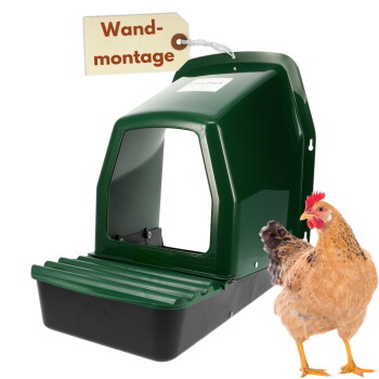 Grüne, wandmontierbare Kunststoff-Hühnernestbox mit geriffelter vorderer Ablage, Schild 'Wand-montage', braune Henne daneben.