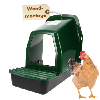 Grüne, wandmontierbare Kunststoff-Hühnernestbox mit geriffelter vorderer Ablage, Schild 'Wand-montage', braune Henne daneben.