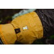 Eine Nahaufnahme einer wasserdichten Hundejacke in Gelb mit Wassertropfen, die ein Ruffwear-Logo und ein Sonnensymbol am Kragen zeigt.
