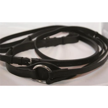 Schwarze Leder-Hundeleine mit einem silbernen Ring, auf einer weißen Oberfläche aufgewickelt, die ihr schlankes Design und die verstellbare Schnalle zeigt.