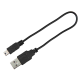 Schwarzes USB-Kabel mit zwei Anschlüssen, einem flachen und einem rechteckigen, auf einem weißen Hintergrund liegend.