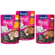 Drei Beutel Vitakraft Poésie Délice Katzenfutter für eine weiße Katze, mit Hühnchen-, Truthahn- und Rindfleischgeschmack, beschriftet mit "zuckerfrei" und "getreidefrei."