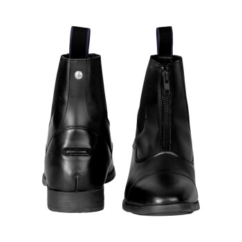 Schwarze Reitstiefel mit Reißverschluss und Zuglasche, die ein schlankes Design und eine glatte Lederoberfläche zeigen.