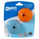 Zwei mittelgroße Hundebälle in Blau und Orange, beschriftet mit "Chuckit! The Whistler," auf einer blauen Verpackung mit Symbolen für Geräusch und Größe.