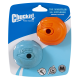 Zwei mittelgroße Hundebälle in Blau und Orange, beschriftet mit "Chuckit! The Whistler," auf einer blauen Verpackung mit Symbolen für Geräusch und Größe.