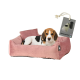 Ein kleiner Hund ruht auf einem weichen, rosa Haustierbett mit erhöhtem Rand, begleitet von einem Etikett, das ein Set von Hundekotbeuteln zeigt.
