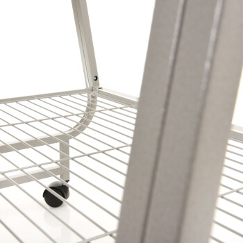 Eine Nahaufnahme eines silbernen Metall-Haustierbedarfwagens mit einem Drahtregal und einem schwarzen Rad, vor einem weißen Hintergrund.