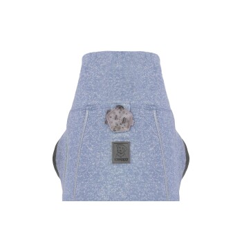 Eine blaue Hundejacke mit einem strukturierten Muster, ausgestattet mit einem grauen Logo-Patch mit einer Hundillustration und einem runden Verschluss auf der Rückseite.