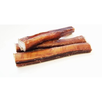 Drei dicke, zähe Hundeleckerlis aus Rinderhaut, auf einem weißen Hintergrund angeordnet.