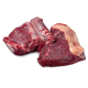 Rohe Stücke von rotem Fleisch, die eine marmorierte Textur und frisches Aussehen zeigen, vor einem weißen Hintergrund.