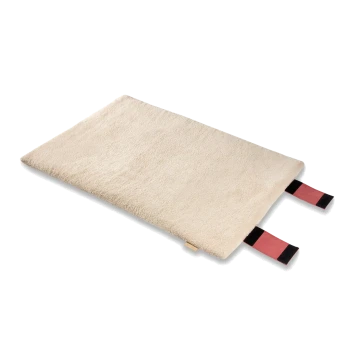 Beige rechteckige Fleece-Haustiermatte mit zwei rosa Riemen mit schwarzen Klettverschlüssen an den Enden