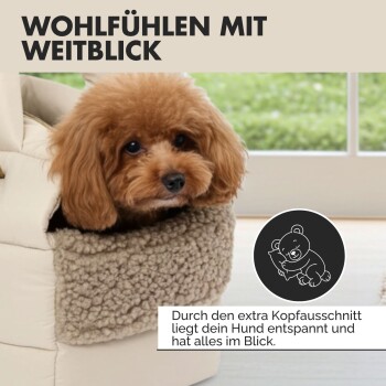 Kleiner brauner Hund, der seinen Kopf durch eine gemütliche beige Haustierbettöffnung legt, Text auf Deutsch über Komfort und Sichtbarkeit.