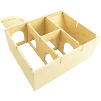 Holzhaustierhaus mit mehreren Fächern und ausgeschnittenen Fenstern, entworfen für kleine Tiere wie Meerschweinchen oder Kaninchen.