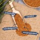 Eine Holzschaufel mit goldenen Samen auf Jute, beschriftet mit "proteinreich," "natürlich," "schnabelgerecht," und "energiespendend."
