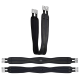 Drei schwarze Pferdedecken, die horizontal ausgestellt sind, mit Metallverschlüssen an beiden Enden, die verschiedene Designs und Texturen zeigen.