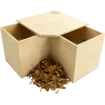 Holzkiste zur Aufbewahrung von Haustierbedarf mit einem Deckel, der Palmenbaumgravuren zeigt, teilweise geöffnet, mit herausquellendem Material.