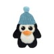 Un mignon jouet en peluche pingouin portant un bonnet côtelé bleu clair avec un pompon sur le dessus, avec de grands yeux et un bec orange.