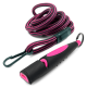 Schwarz-rosa geflochtene Hundeleine mit einem schwarz-rosa Griff und Metallclip, isoliert auf schwarzem Hintergrund.