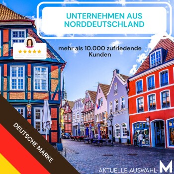 Bunte historische Gebäude säumen eine Kopfsteinpflasterstraße in Norddeutschland, mit Text, der ein lokales Geschäft und Kundenzufriedenheit bewirbt.