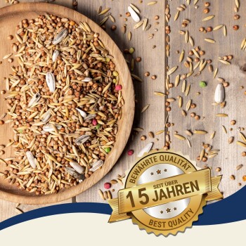 Eine Holzschüssel mit gemischten Samen, darunter Sonnenblumenkerne, auf einer Holzoberfläche mit einem goldenen Abzeichen "Beste Qualität" und "10 Jahre."