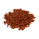 Ein Haufen kleiner, rötlich-brauner Haustierfutterpellets auf einem weißen Hintergrund.