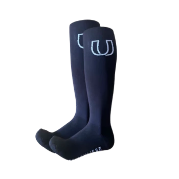 Ein Paar knielange schwarze Socken mit einem hellblauen Logo, das einem Hufeisen ähnelt, auf der Vorderseite und dem Wort "LIBERE" auf der Sohle.
